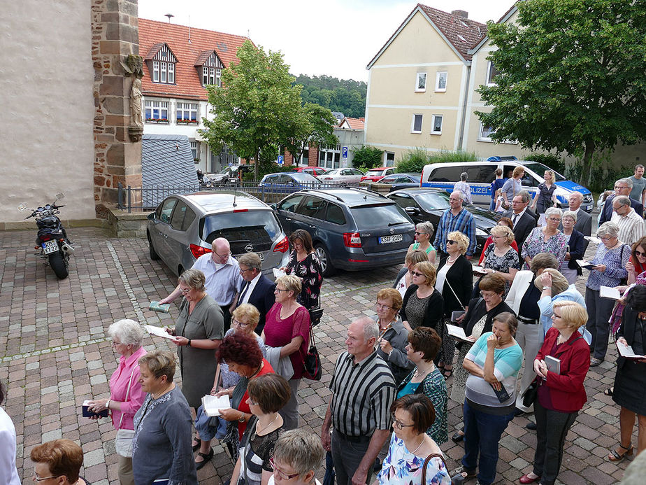 Fronleichnamsprozession durch die Straßen von Naumburg (Foto: Karl-Franz Thiede)